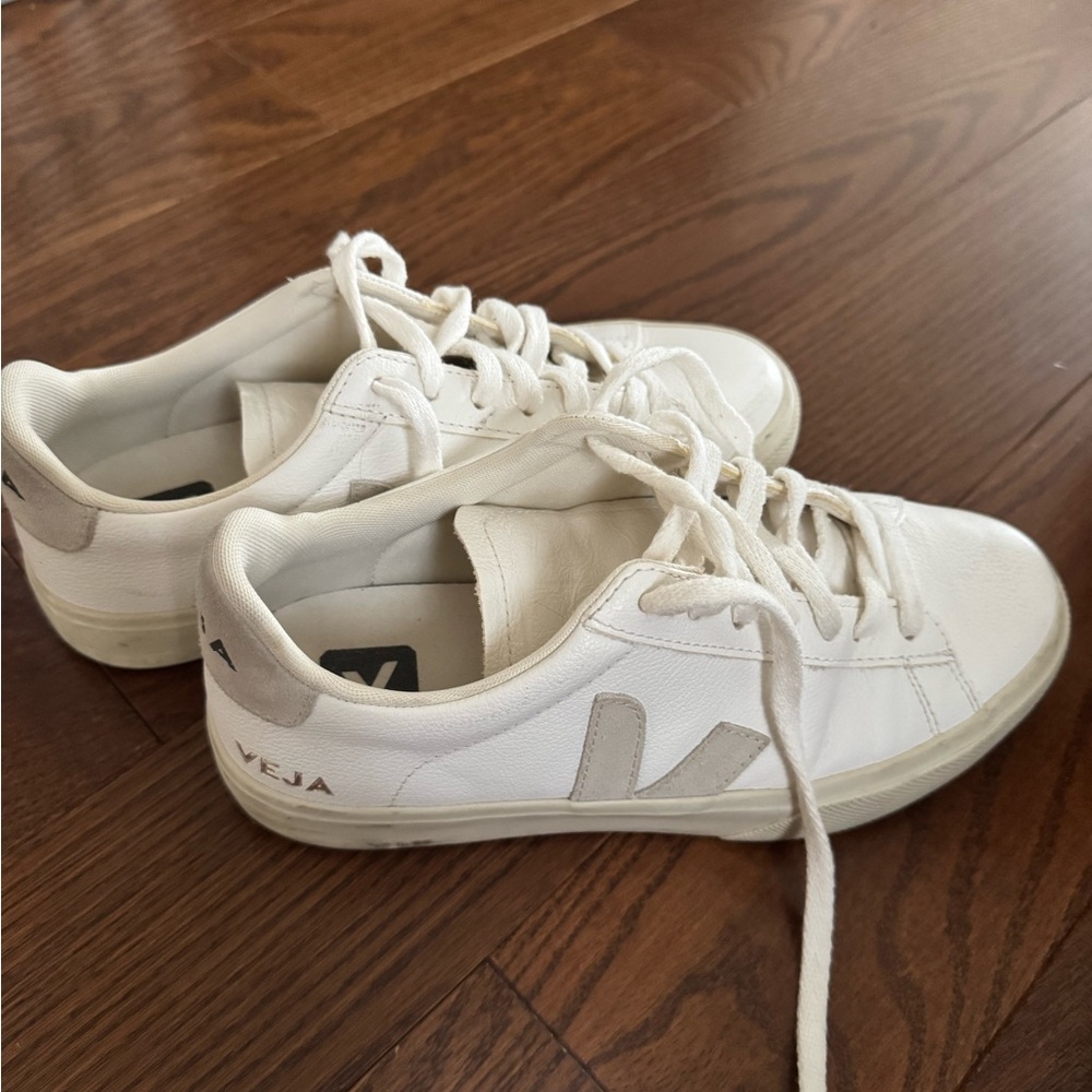 Veja Women's White Leather Low-Top Sneakers size 38 (7.5)